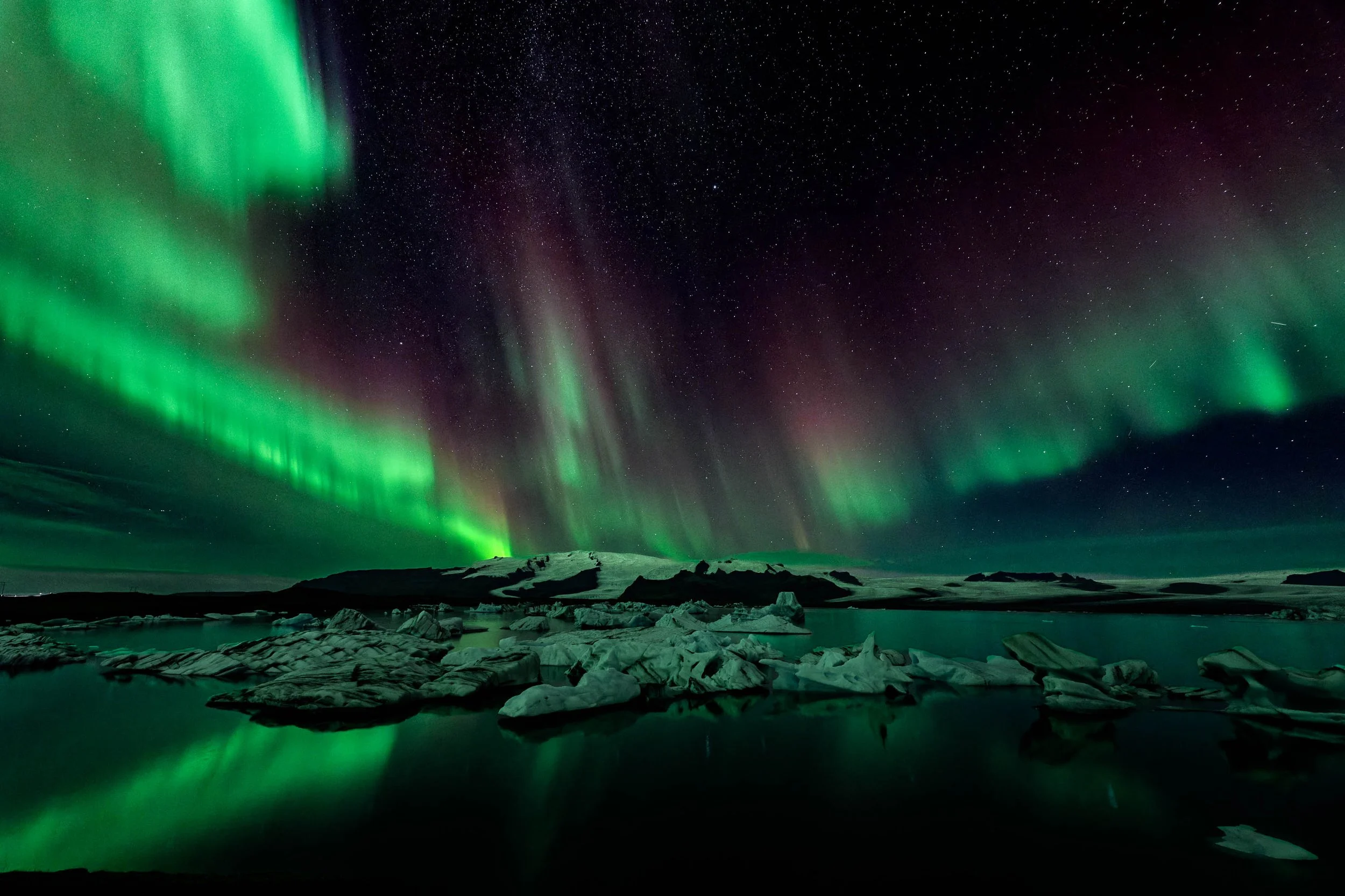 Northern lights over the Jökulsárlón glacier lagoon — Iceland photography workshop